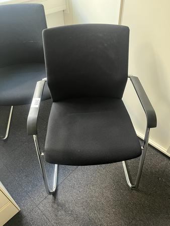 4 Stück Wilkhahn Besprechungsstühle mit Armlehne schwarz 4 Stück Wilkhahn Besprechungsstühle mit Armlehne schwarz