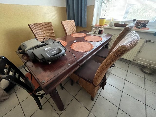 Massivholztisch ca. 90 x 180 cm mit 4 St&uuml;hlen