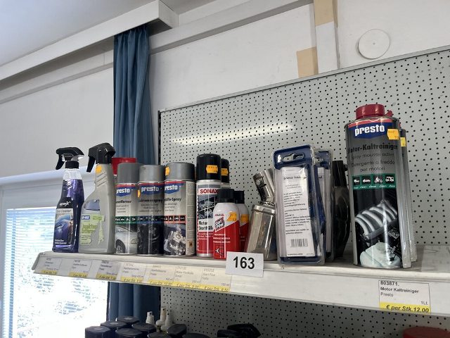 Regalebene mit Glasreiniger und Starthilfespray