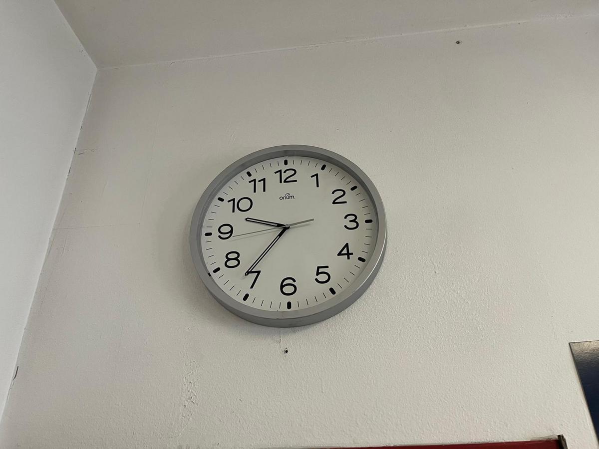 1 Wanduhr