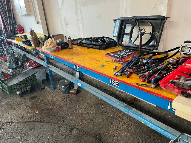Werkbank mit Dreischichtplatte
