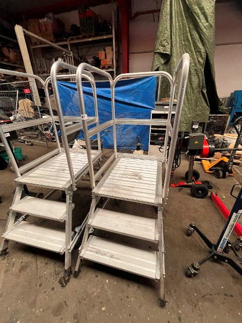 Zarges mobile Leiter mit Plateau