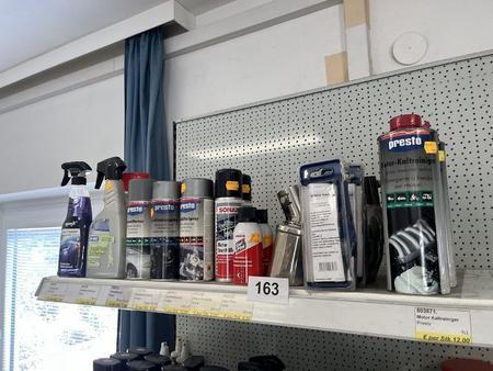 Regalebene mit Glasreiniger und Starthilfespray