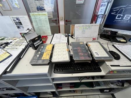 4 Kassetten mit Flachstecksicherungen und Quetschverbinder f�r KFZ
