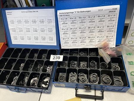 2 Kassetten mit Sicherungsringen f�r Bohrungen