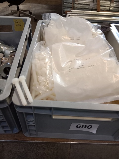 1 Box bef&uuml;llt mit Polyamidschrauben (ca. 1000 Stk.