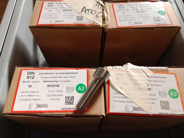 ca. 200 Stk. M12 x 35 Schrauben