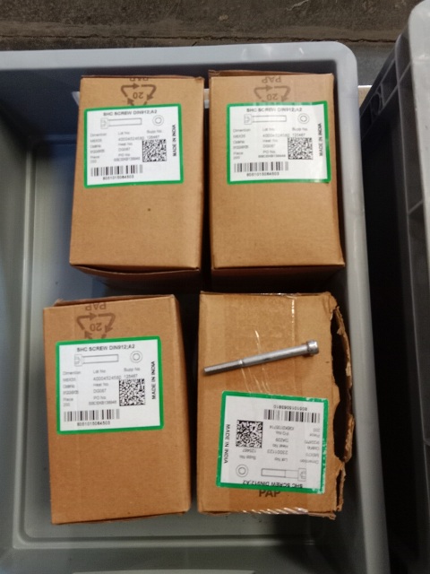 ca. 800 Stk. Schrauben M8 x 35