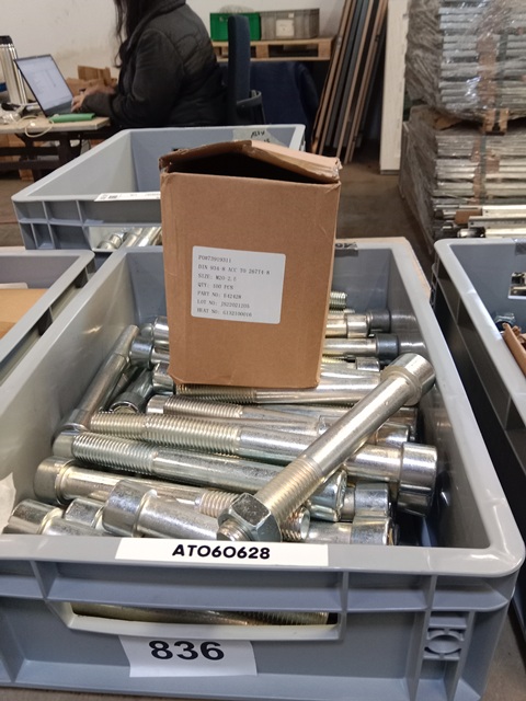 ca. 100 Stk. Schrauben M20 + 100 Stk. Schrauben