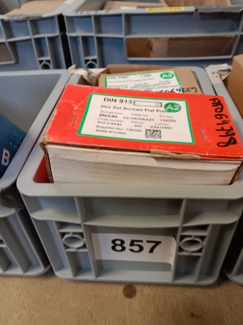 ca. 200 Stk. Gewindestifte M8 und 200 Stk. M8 Schrauben