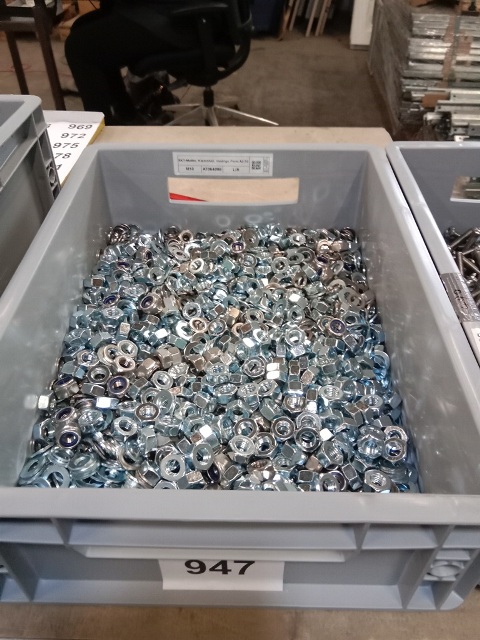 Box mit M 10 Beilagsscheiben