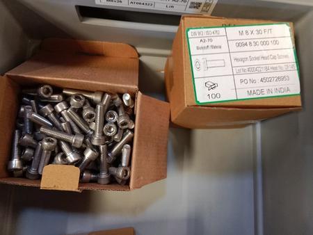 5 Packungen je 100 Stk. M8 x 30 Schrauben