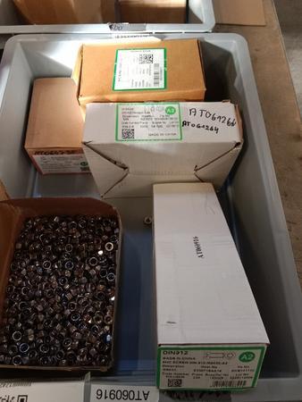 ca. 600 Stk Schrauben und 2000 Muttern