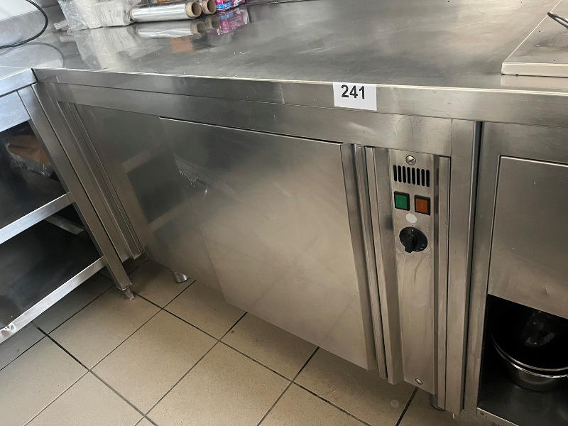 Speisen- u. Ausgabetheke mit W&auml;rmeschrank und Bain Marie ca. 310/69/147 cm mit Schiebet&uuml;re und 2 Fachebenen?d=2026-10-23 14:16:32