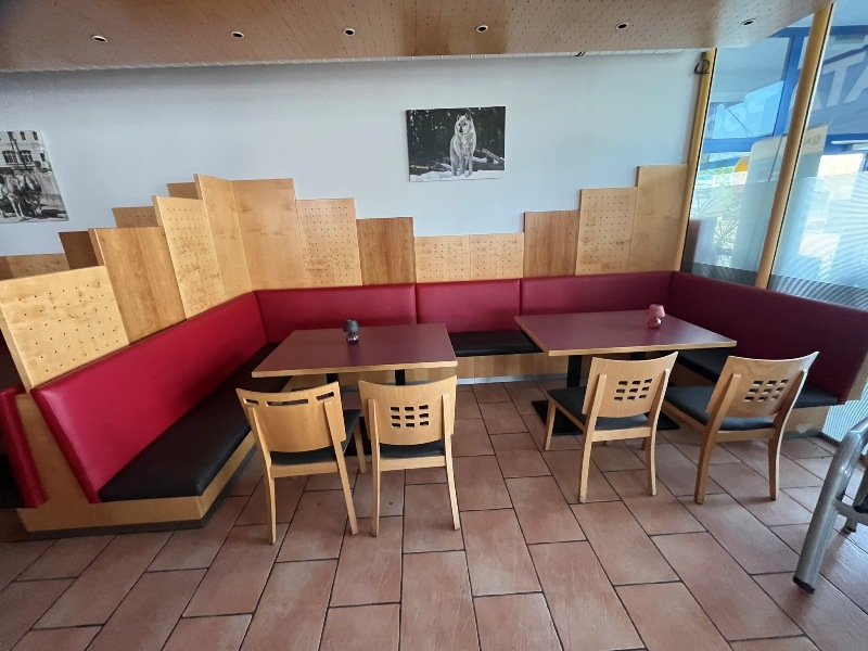 komplette Sitzbankverbau f&uuml;r 4 Tische - teilbar ca.940/180 cm
