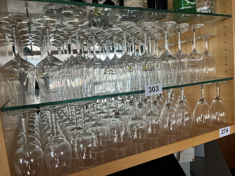 komplette Gl&auml;serbestand der Regalanlage