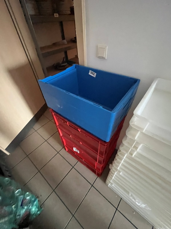 4 St&uuml;ck Fleischkisten plus 3 St&uuml;ck Stapelboxen in Kunststoff
