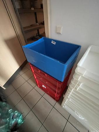 4 Stück Fleischkisten plus 3 Stück Stapelboxen in Kunststoff 4 Stück Fleischkisten plus 3 Stück Stapelboxen in Kunststoff