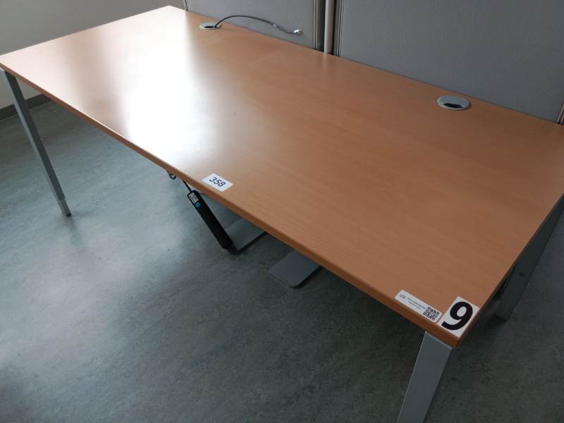 Hali Schreibtisch, ca. 180 x 80 cm?d=2026-10-29 18:09:35