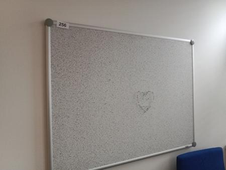 2teiliger Aktenschrank je 120 x 110 cm, Gesamtlänge 240 cm 2teiliger Aktenschrank je 120 x 110 cm, Gesamtlänge 240 cm