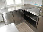 Edelstahl-Warmhalteschrank mit 2 Flügeltüren winkelförmige Ausführung mit Zulauftisch-Spüle ca. 155 x 181 x 70/75 cm Edelstahl-Warmhalteschrank mit 2 Flügeltüren winkelförmige Ausführung mit Zulauftisch-Spüle ca. 155 x 181 x 70/75 cm