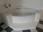 Eckbadewanne gerundet, Diagonale ca. 200 x 120 cm mit Armaturen (Selbstabbau) Eckbadewanne gerundet, Diagonale ca. 200 x 120 cm mit Armaturen (Selbstabbau)
