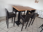 2 Stk. Bistrotische ca. 70 x 70 x 110 cm, Fußgestell schwarz + 6 Stk. Hocker 2 Stk. Bistrotische ca. 70 x 70 x 110 cm, Fußgestell schwarz + 6 Stk. Hocker