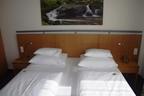 2-Bett-Zimmer bestehend aus Doppelbett inkl. Matratzen, Spiegel, Bareinheit, Kleiderschrank, Schreibtisch, Stuhl, komplette Vorhänge, Nachttischleuchten, Stehleuchte - kompletter Rauminhalt 2-Bett-Zimmer bestehend aus Doppelbett inkl. Matratzen, Spiegel, Bareinheit, Kleiderschrank, Schreibtisch, Stuhl, komplette Vorhänge, Nachttischleuchten, Stehleuchte - kompletter Rauminhalt